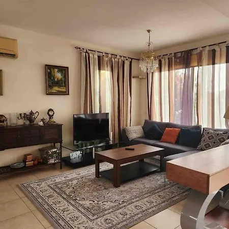 Budget Escape To The Seaside * 라르나카