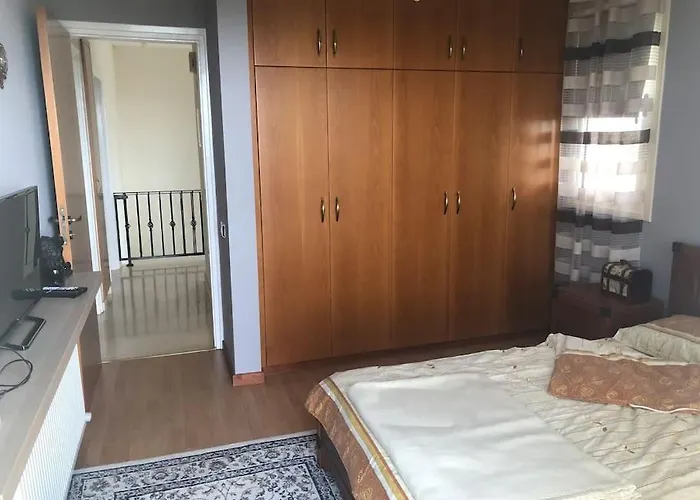 Budget Escape To The Seaside Lárnaca