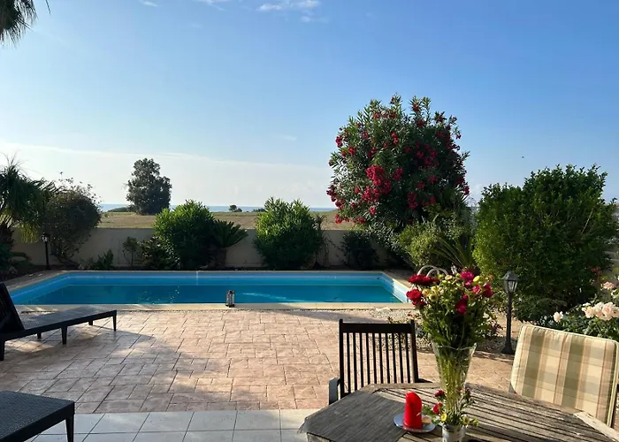 Budget Escape To The Seaside Lárnaca